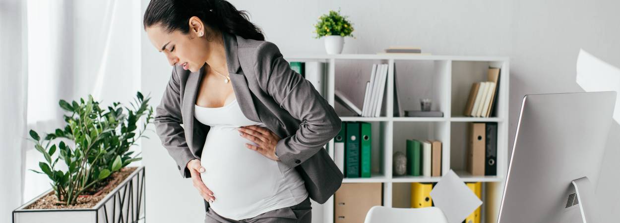 V těhotenství dochází k tlaku na pánevní oblast a konečník. Ženy se méně hýbou a proto obvykle trpí více zácpou a také potíži s hemoroidy.