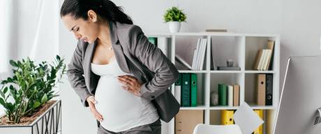 V těhotenství dochází k tlaku na pánevní oblast a konečník. Ženy se méně hýbou a proto obvykle trpí více zácpou a také potíži s hemoroidy.