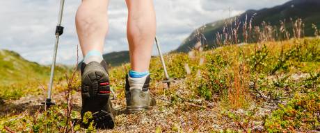 Nejlepší pohyb na křečové žíly, oteklé nohy a bolavé nohy žilního původu je chůze. Každodenní procházky prospívají i na potíže s hemoroidy.